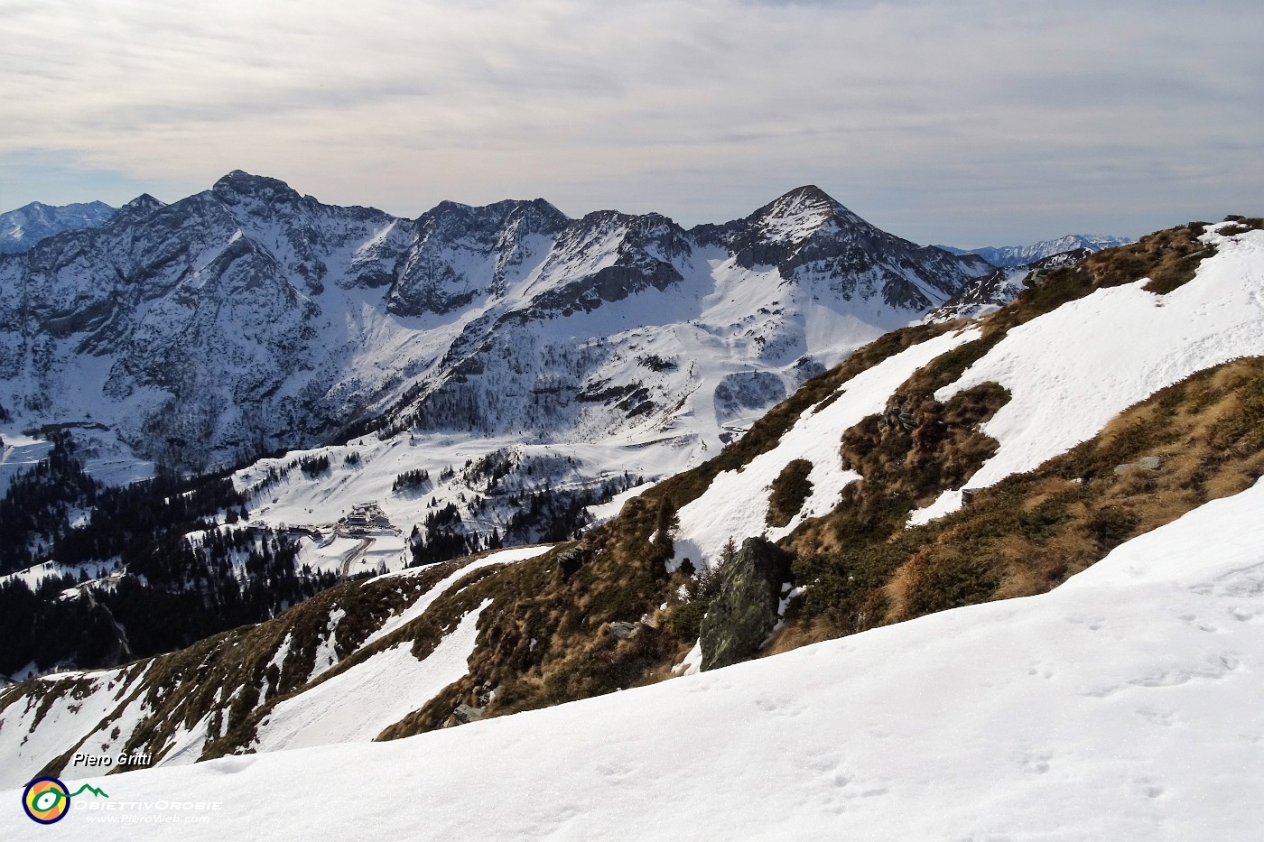 52 Vista sulla conca di San Simone con Pegherolo e Cavallo.JPG